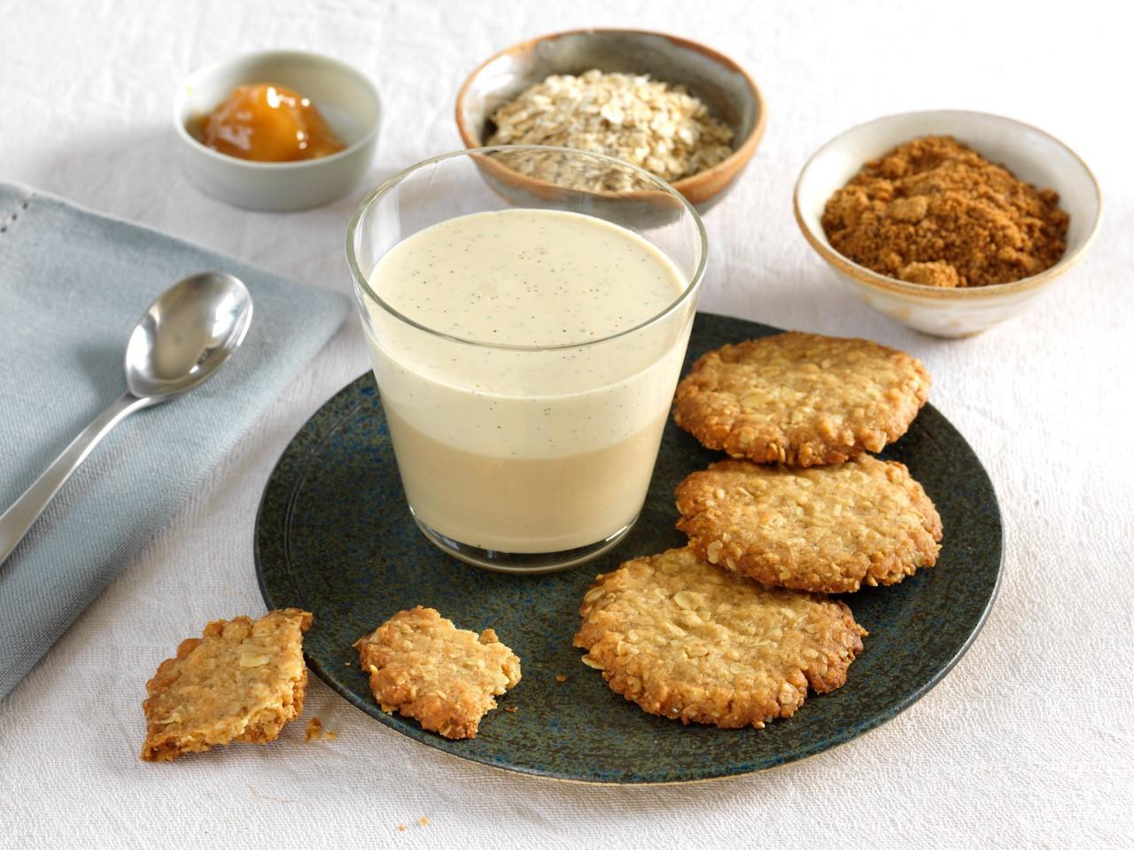 Duo de panna cotta vanille café et biscuits à l’avoine Duo de panna cotta vanille café et biscuits à l’avoine